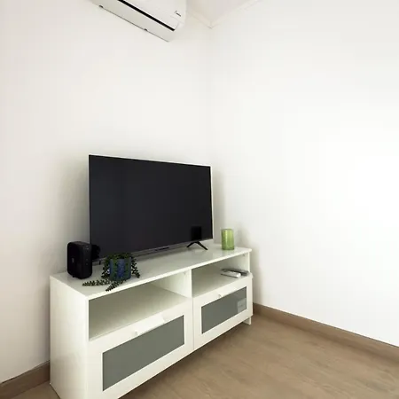 דירה 107 - Beachside Renovated 1br 5 Min From *