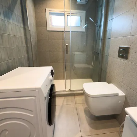 107 - Beachside Renovated 1br 5 Min From דירה קמברילס
